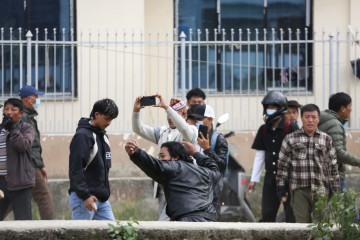 किष्टमा तनाव कायमै, अस्पतालभित्रै प्रहरीले हान्यो अश्रुग्यास (तस्वीरहरू)