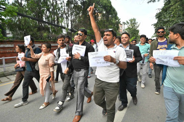 प्रधानमन्त्रीको राजीनामा माग्दै अनेरास्ववियुको प्रदर्शन (तस्वीरहरू) 