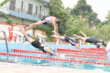 पहिलो लुम्बिनी प्रदेशस्तरीय स्विमिङ प्रतियोगितामा रावल, पाण्डे र डाँगीलाई स्वर्ण