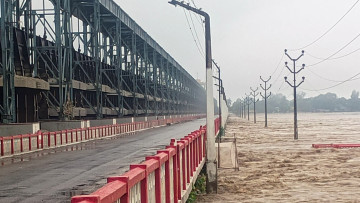 खतरा बढेपछि सप्तकोशीमा आवतजावत गर्न रोक, ५६ वटै ढोका खोलियो