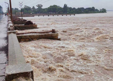 कोशीमा २५ वर्षयताकै ठूलो बाढी, ब्यारेजका सबै ढोका खाेलिए