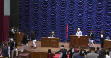 काेशीका पूर्वमुख्यमन्त्री राई माइक फाल्न रोस्ट्रम उक्लिए, प्रदेशसभा बैठक स्थगित