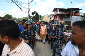 उच्च सुरक्षासहित सार्वजनिक मञ्चमा ओली, घेरा हालेर निवास पुर्‍याइयो (तस्वीरहरू)
