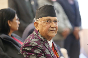 एमालेभित्र उकुसमुकुस, च्यासल प्राङ्गणमा ओली कुर्दै नेताहरू