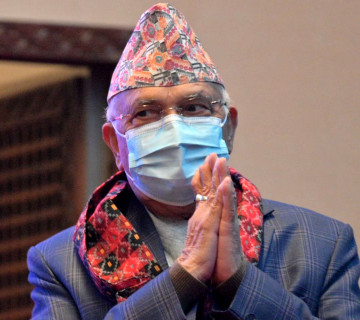 चितवन महाधिवेशनपछि पहिलोपटक पत्रकारसँग भेटघाट गर्दै ओली