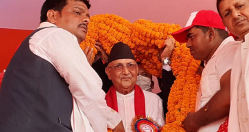 जनकपुरमा ओलीलाई २ क्विन्टलको माला