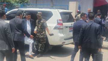 ३५ मिनेट ढिला गरी च्यासल आइपुगे ओली, एमाले केन्द्रीय कमिटीकाे बैठक सुरु