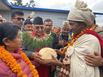 ओलीलाई कोसी उपहार दिँदै राउटे मुखियाले भने– सहयोग गरन्ना भनेर भेट्न आयाका हौँ