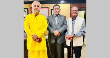 कृष्ण पहाडी र देवेन्द्रराज पाण्डेले गृहमन्त्रीलाई भेटेर दिए बधाइ