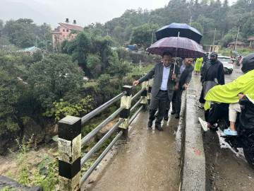 छाता ओढेर चोभार गल्छी निरीक्षण गर्न पुगे मन्त्री घिसिङ (भिडियो)