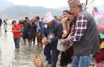 खोला सरसफाइ र पूजा गर्दै माझी समुदायले मनाए ‘लदी’पर्व