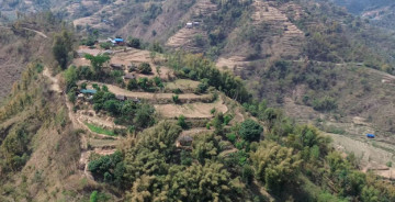 तिल्केचौरमा जमिन फाटेर घर भत्किए, भएन पुनःस्थापना