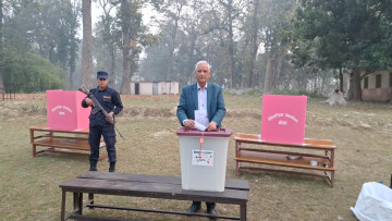 एमाले उपमहासचिव भट्टले गरे मत मतदान