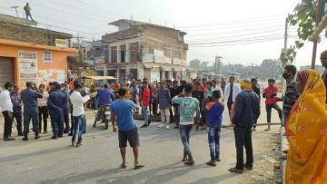 धनुषा नगराइनका शिक्षकहरू धर्नामा, विद्यार्थीहरू सडकमा 