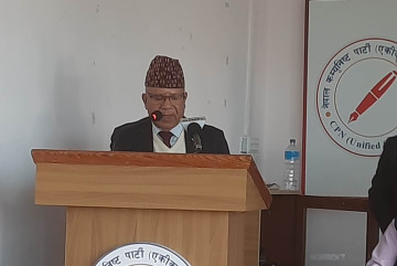 एमालेले कम्युनिस्ट सरकार ढालेर दलाल पुँजीवादी पार्टीको सभापतिलाई प्रधानमन्त्री बनाउन चलखेल गरिरहेको छ : माधव नेपाल 