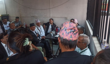 विशेषको क्यान्टिनमा उसिनेको मकै र चिया-बिस्कुट खाएर आदेश पर्खिँदै माधव नेपाल 