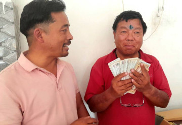 महावीर पुनले किताब बेचेर कमाए १२ कराेड, भन्छन्- देशका लागि योगदान गर्नुपर्छ