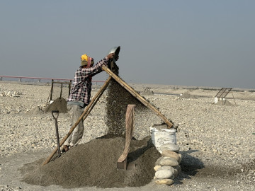 ‘यहाँको दुःखले घरको चुल्हो बल्छ’