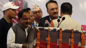 देउवा समूहको सम्मेलनमा लफडा, निर्णय सुनाउने बेला निधि र महतबीच धकेलाधकेल