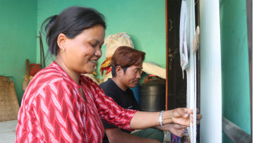 गलैँचा बुनेर आम्दानी गर्दै माझी महिला