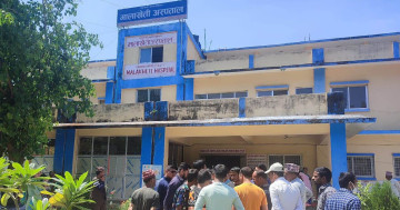 तनावग्रस्त बन्यो कैलालीको अत्तरिया, प्रहरीद्वारा अश्रुग्यास प्रहार