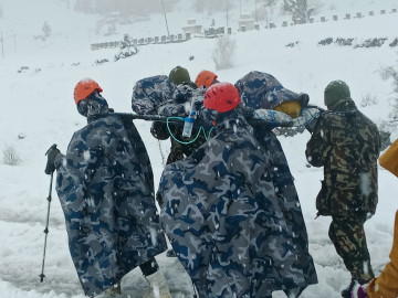 मनाङमा हिउँमा फसेका पर्यटकको उद्धार गर्न सवारीसाधन अभाव