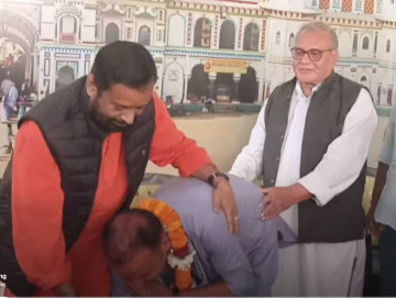 विमलेन्द्रले लगाइदिए विजयको माला, मनिष झाले छोए निधिको पाउ