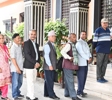 प्रज्ञा भवनमा भेला भए माओवादी नेताहरू, लाइन लागेर छिर्दैछन् बैठकस्थल (तस्वीरहरू)