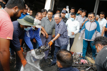 खण्डहर पार्टी कार्यालयमा प्रचण्ड (तस्वीरहरू)