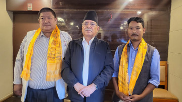 जसपा नेपालका केन्द्रीय सदस्य देवबहादुर दूरा र दीपक दोर्जी लामा माओवादीमा प्रवेश