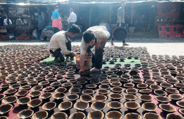 भक्तपुरमा बन्दै छन् तिहारका लागि पाला