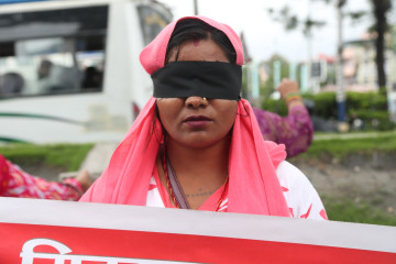 कालो पट्टी बाँधेर सरकारविरुद्ध माइतीघरमा मिटरब्याजपीडितको प्रदर्शन (तस्वीरहरू)