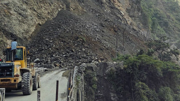 तुइनखोलाको पहिरो पन्छाउने काम बिहानैदेखि सुरू, पाँचवटा उपकरण परिचालन (भिडियो)