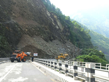 तुइनखोलामा पहिरो, मुग्लिन–नारायणगढ सडकखण्ड पूर्णरुपमा अवरुद्ध
