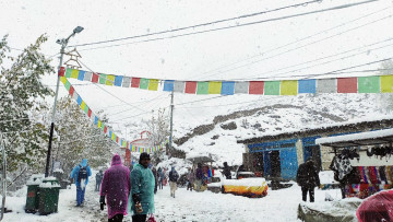 वर्षा र हिमपातका कारण पर्यटन प्रभावित, अन्नपूर्ण आधार शिविरमा पदयात्रा रोकियो