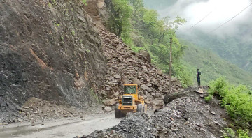 नारायणगढ–मुग्लिन सडक दुईतर्फी नै अवरुद्ध