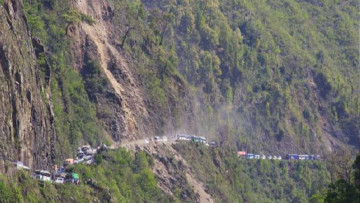 तुईन खोलामा पुनः सुक्खा पहिरो खस्दा सडक पूर्ण रूपमा अवरुद्ध