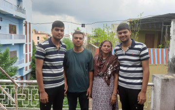 सन्ततिले दिएको खुसीः एउटी छोरी र छोरा डाक्टर पढ्दै छन्, अहिले जुम्ल्याहा छोराले एमबीबीएसमा छात्रवृत्ति पाउने भए