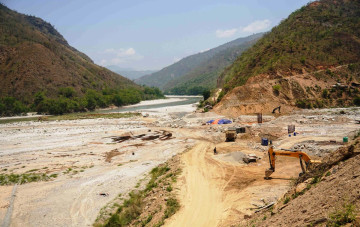 तमोर कोरिडोरमा पुल निर्माण अलपत्र: बर्खामा आवागमन ठप्प हुने खतरा