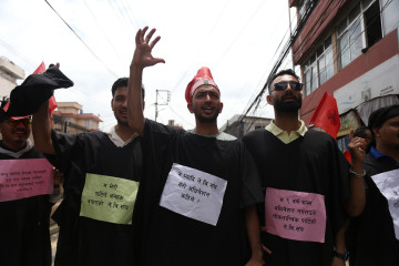 नेविसंघको महाधिवेशन माग गर्दै कांग्रेस केन्द्रीय कार्यालयमा प्रदर्शन (तस्वीरहरू)