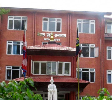 प्रहरी अस्पतालमा खोप लगाउनेको थेग्नै नसक्ने भीड