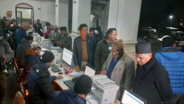 बन्द सूची लिएर निर्वाचन आयोग पुग्यो एमाले, रास्वपाले बल्ल बुझायो धरौटी