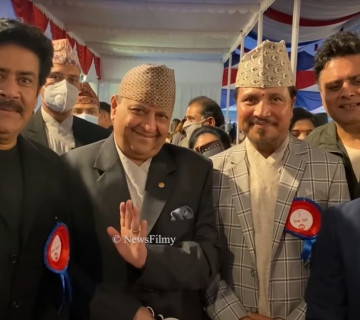 पूर्वराजाको निम्तो मान्न कलाकारको घुइँचो, सुगमदेखि दीपकराजसम्मले खिचे ज्ञानेन्द्रसँग फोटो