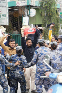 बालुवाटारमा आन्दोलन गर्दा पक्राउ परे नेविसंघका नेता 