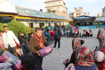 अपाङ्गता भएकाहरूलाई न्यानो कपडा वितरण 