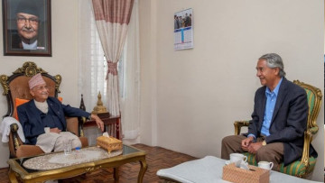 बालुवाटारमा सर्वपक्षीय बैठक सुरु हुनुअघि महाराजगञ्जमा ओली–देउवाबीच भेटवार्ता