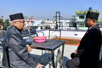 गठबन्धनको भागवण्डा मिलाउन प्रचण्ड निवास खुमलटार पुगे ओली 