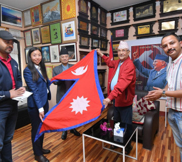 सगरमाथामा केपी ओलीको तस्वीर फहराइने