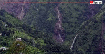 दोलखामा पहिरो पुरिएर एक बालकको मृत्यु, तीन जना बेपत्ता