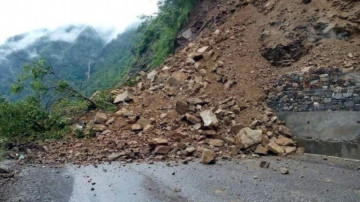 गल्छीमा पहिरो, पृथ्वीराजमार्ग अवरुद्ध